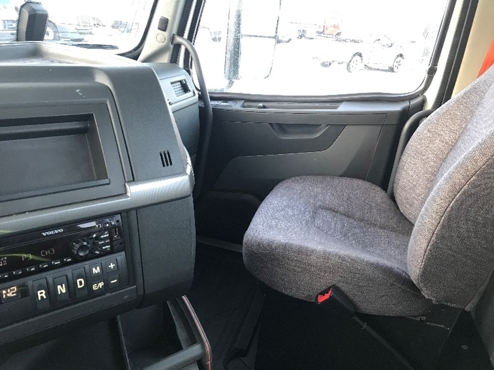 Day Cab Tractor-Heavy Duty Tractors-Volvo-2020-VNR64300-Whitesboro-NY-453,181\n\t\tmiles-$ 37,000 - Image 10