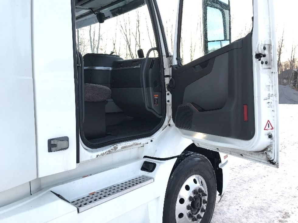Day Cab Tractor-Heavy Duty Tractors-Volvo-2020-VNR64300-Whitesboro-NY-453,181\n\t\tmiles-$ 37,000 - Image 12