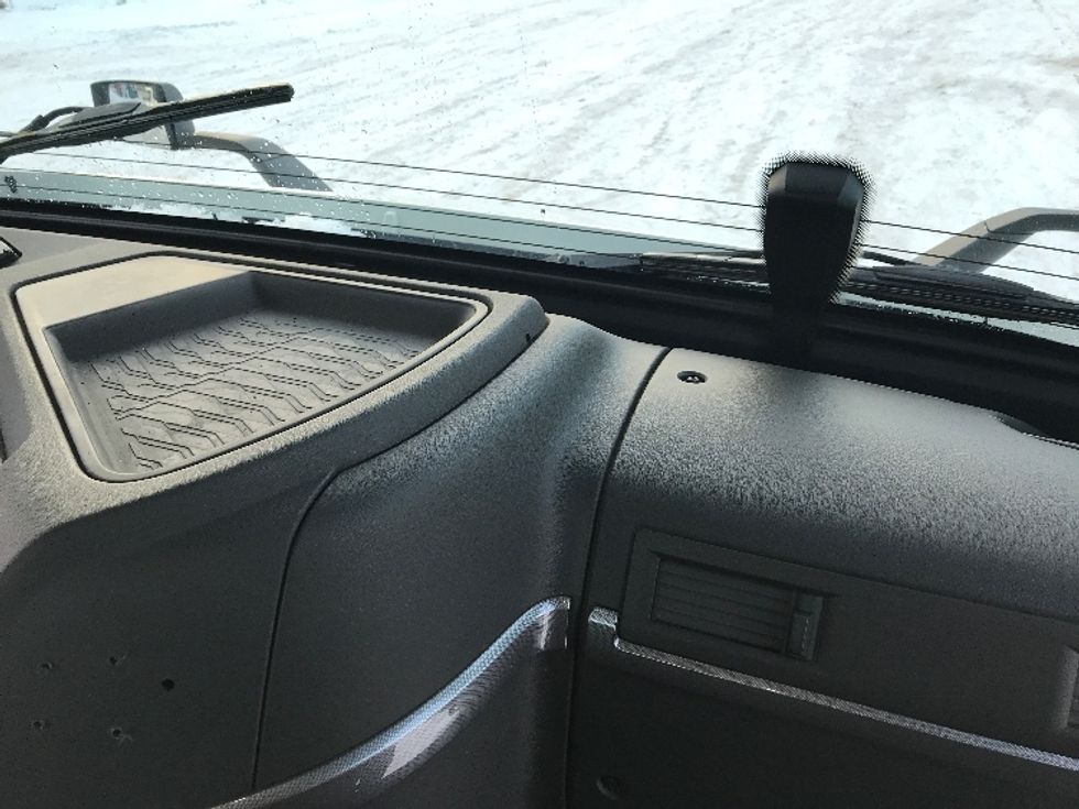 Day Cab Tractor-Heavy Duty Tractors-Volvo-2020-VNR64300-Whitesboro-NY-453,181\n\t\tmiles-$ 37,000 - Image 13