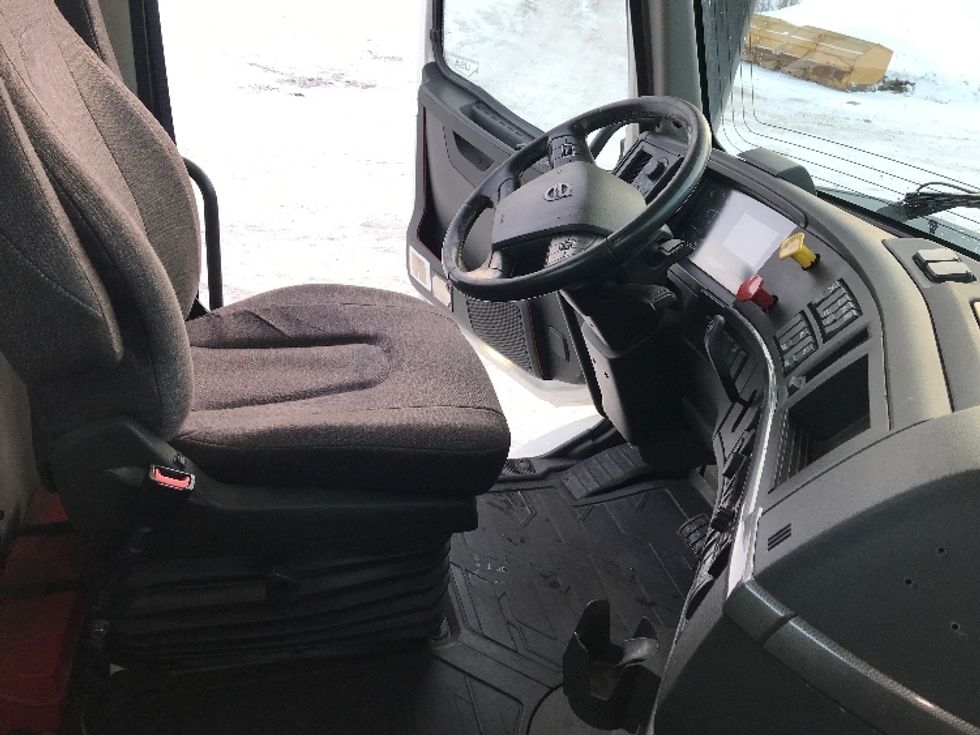 Day Cab Tractor-Heavy Duty Tractors-Volvo-2020-VNR64300-Whitesboro-NY-453,181\n\t\tmiles-$ 37,000 - Image 14