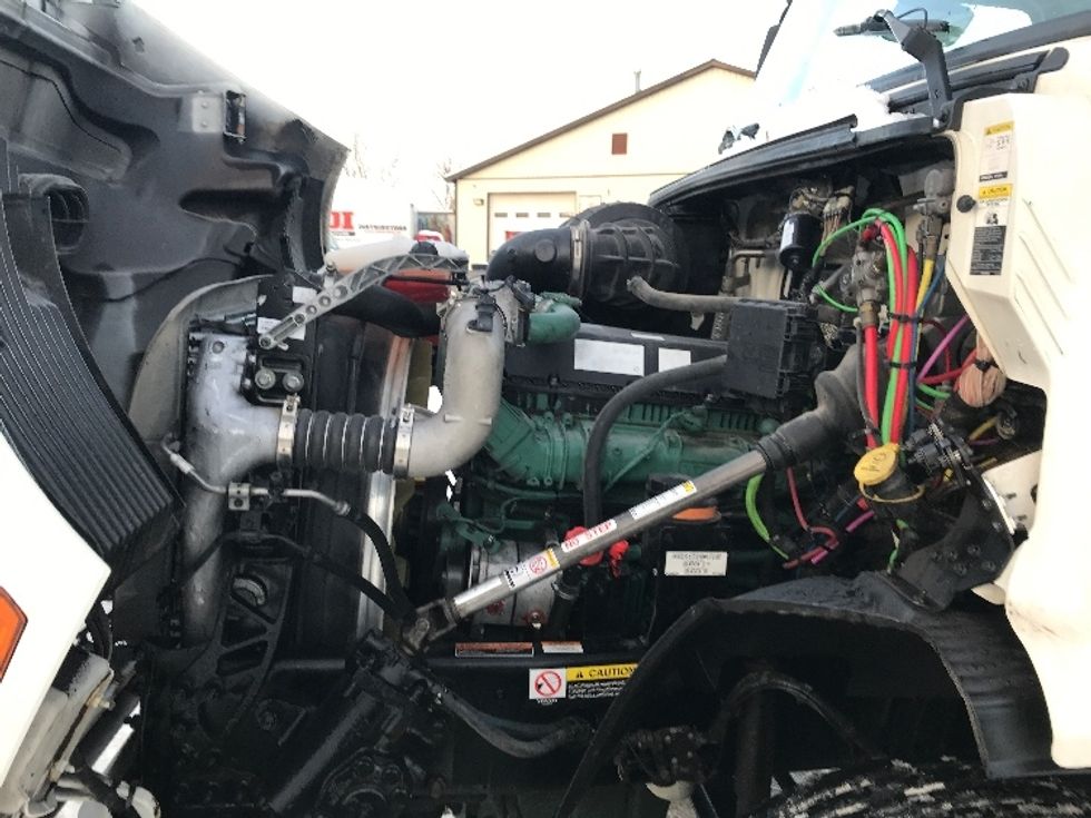 Day Cab Tractor-Heavy Duty Tractors-Volvo-2020-VNR64300-Whitesboro-NY-453,181\n\t\tmiles-$ 37,000 - Image 16