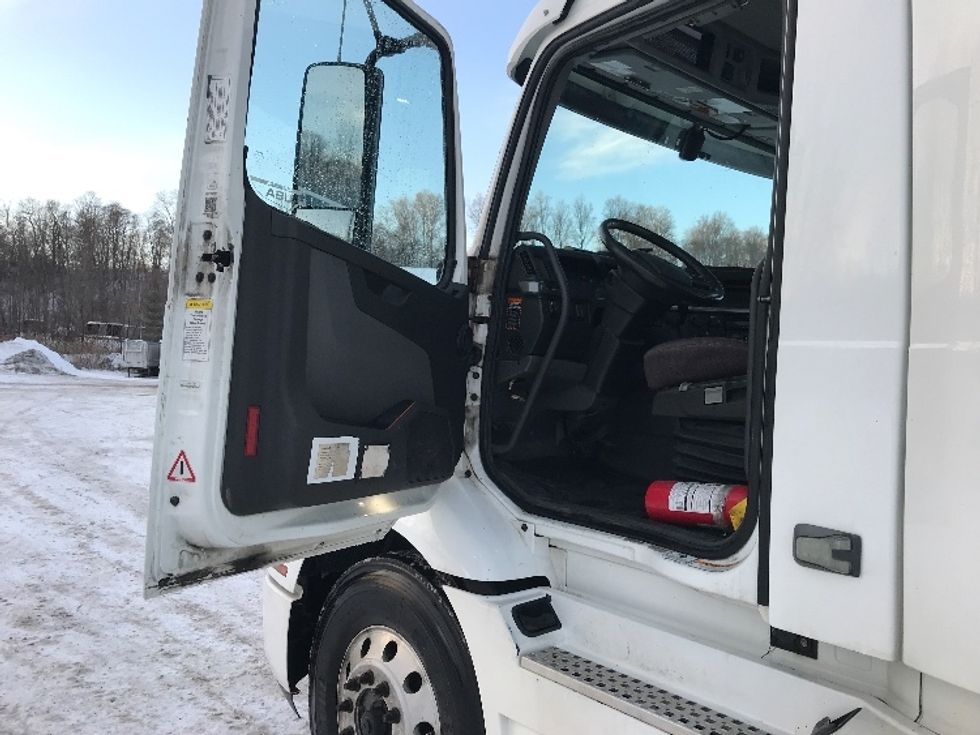 Day Cab Tractor-Heavy Duty Tractors-Volvo-2020-VNR64300-Whitesboro-NY-453,181\n\t\tmiles-$ 37,000 - Image 9