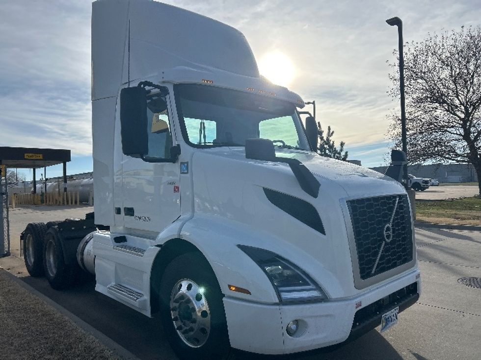 Day Cab Tractor-Heavy Duty Tractors-Volvo-2020-VNR64300-Wichita-KS-358,351\n\t\tmiles-$ 51,250 - Image 1