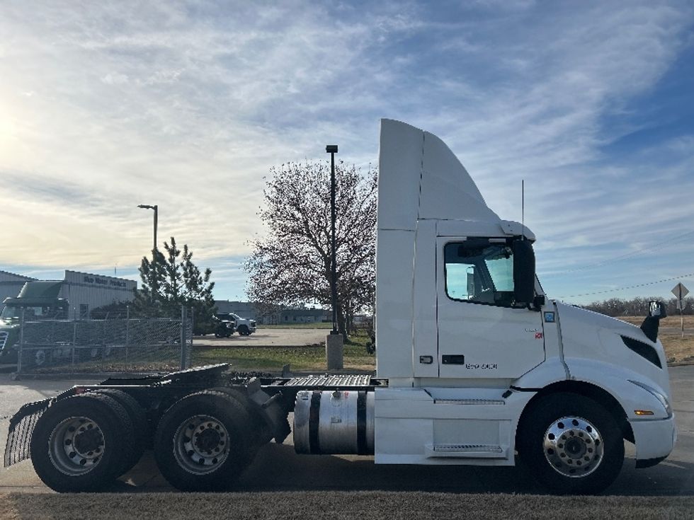 Day Cab Tractor-Heavy Duty Tractors-Volvo-2020-VNR64300-Wichita-KS-358,351\n\t\tmiles-$ 51,250 - Image 10