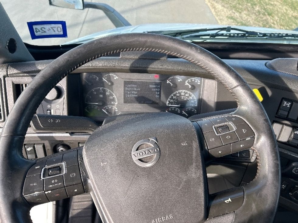 Day Cab Tractor-Heavy Duty Tractors-Volvo-2020-VNR64300-Wichita-KS-358,351\n\t\tmiles-$ 51,250 - Image 11