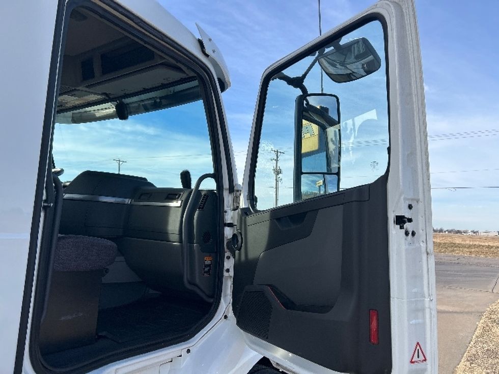 Day Cab Tractor-Heavy Duty Tractors-Volvo-2020-VNR64300-Wichita-KS-358,351\n\t\tmiles-$ 51,250 - Image 12