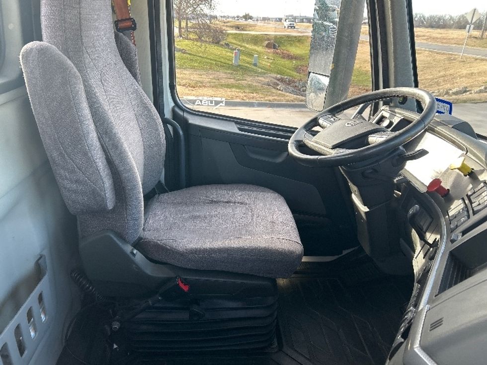 Day Cab Tractor-Heavy Duty Tractors-Volvo-2020-VNR64300-Wichita-KS-358,351\n\t\tmiles-$ 51,250 - Image 14