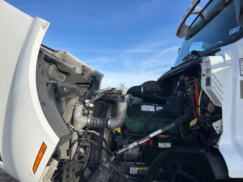 Day Cab Tractor-Heavy Duty Tractors-Volvo-2020-VNR64300-Wichita-KS-358,351\n\t\tmiles-$ 51,250 - Image 16