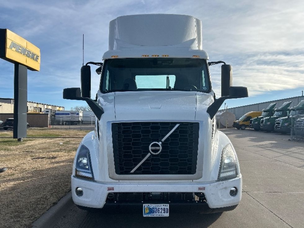 Day Cab Tractor-Heavy Duty Tractors-Volvo-2020-VNR64300-Wichita-KS-358,351\n\t\tmiles-$ 51,250 - Image 2