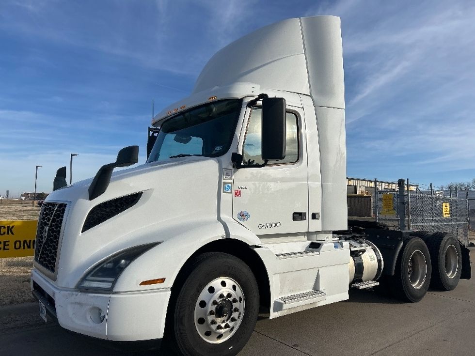 Day Cab Tractor-Heavy Duty Tractors-Volvo-2020-VNR64300-Wichita-KS-358,351\n\t\tmiles-$ 51,250 - Image 3
