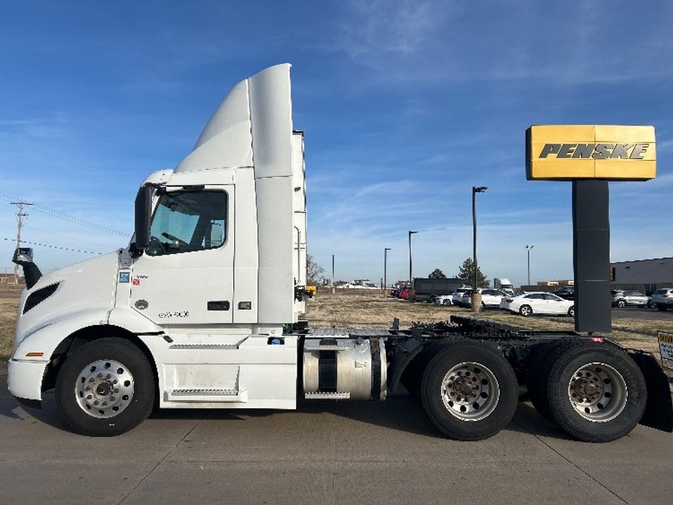 Day Cab Tractor-Heavy Duty Tractors-Volvo-2020-VNR64300-Wichita-KS-358,351\n\t\tmiles-$ 51,250 - Image 4