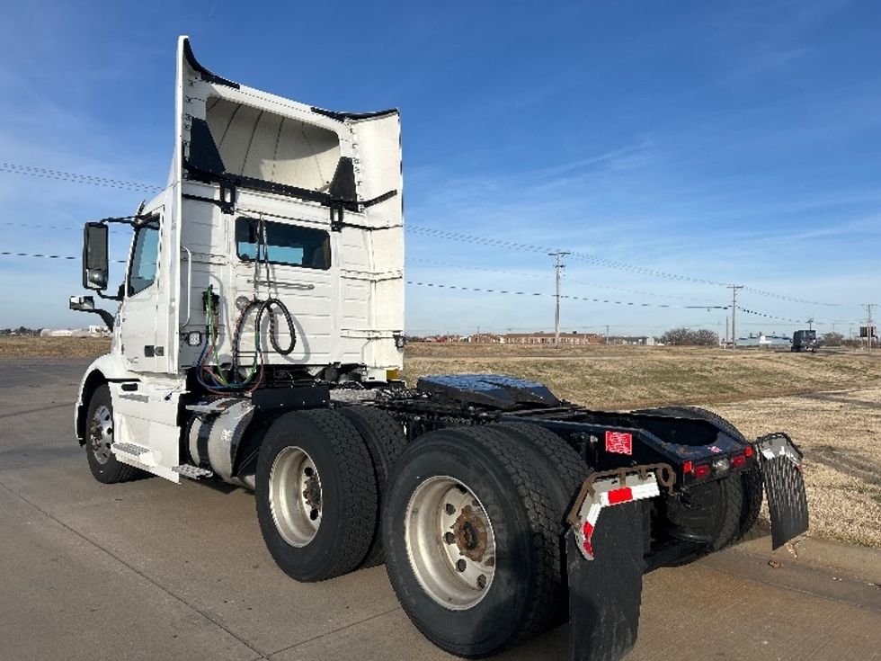 Day Cab Tractor-Heavy Duty Tractors-Volvo-2020-VNR64300-Wichita-KS-358,351\n\t\tmiles-$ 51,250 - Image 5