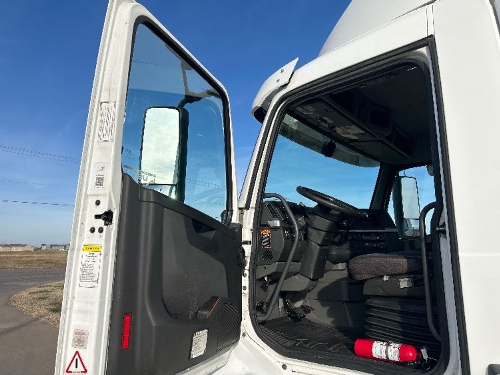 Day Cab Tractor-Heavy Duty Tractors-Volvo-2020-VNR64300-Wichita-KS-358,351\n\t\tmiles-$ 51,250 - Image 8