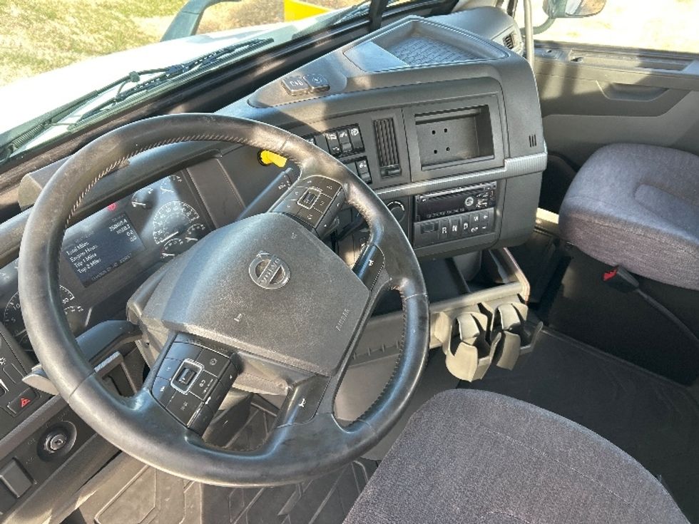 Day Cab Tractor-Heavy Duty Tractors-Volvo-2020-VNR64300-Wichita-KS-358,351\n\t\tmiles-$ 51,250 - Image 9