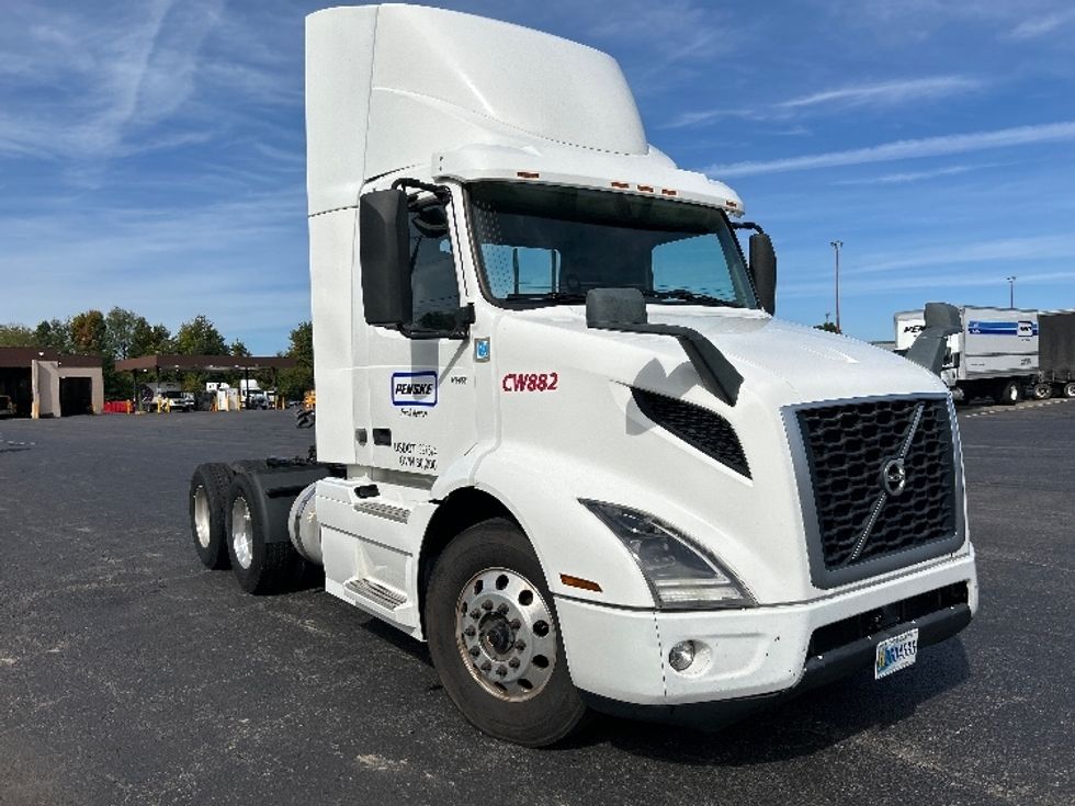 Day Cab Tractor-Heavy Duty Tractors-Volvo-2020-VNR64300-Wilkes Barre-PA-487,593\n\t\tmiles-$ 14,500 - Image 1