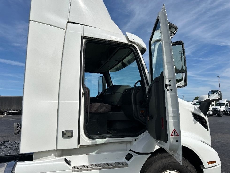 Day Cab Tractor-Heavy Duty Tractors-Volvo-2020-VNR64300-Wilkes Barre-PA-487,593\n\t\tmiles-$ 14,500 - Image 12