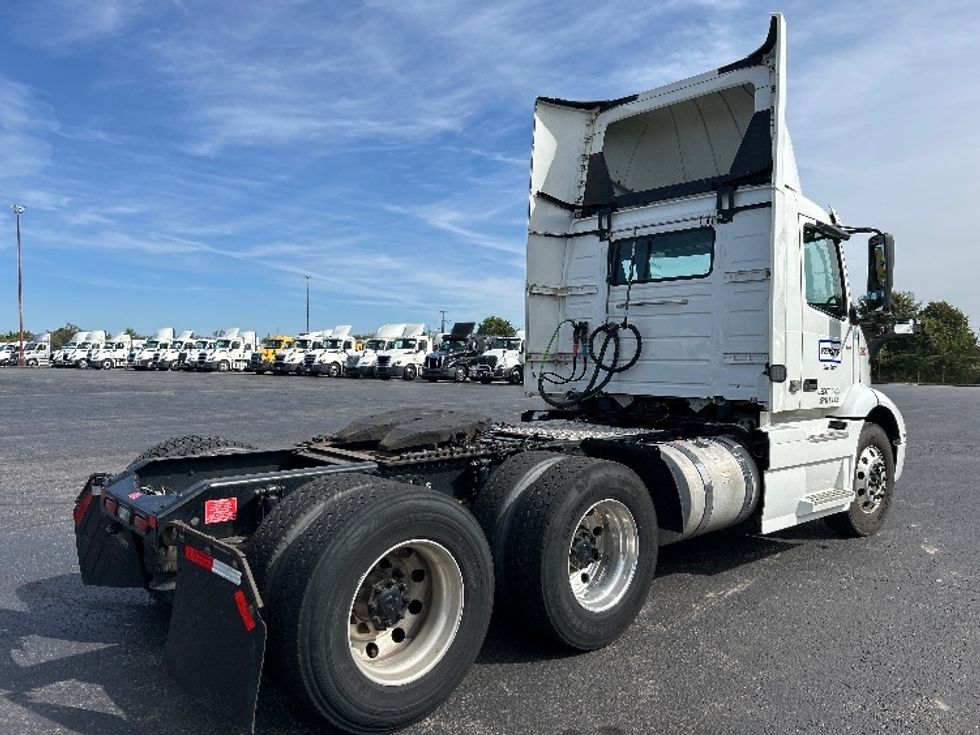 Day Cab Tractor-Heavy Duty Tractors-Volvo-2020-VNR64300-Wilkes Barre-PA-487,593\n\t\tmiles-$ 14,500 - Image 7