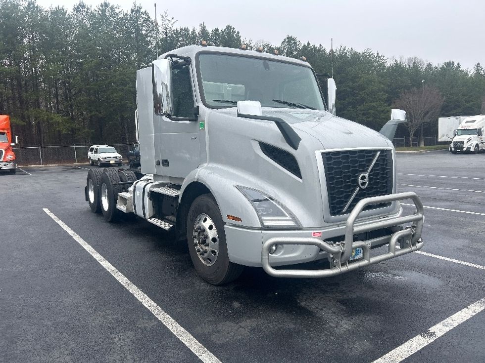 Day Cab Tractor-Heavy Duty Tractors-Volvo-2020-VNR64300-Winston Salem-NC-433,007\n\t\tmiles-$ 42,000 - Image 1