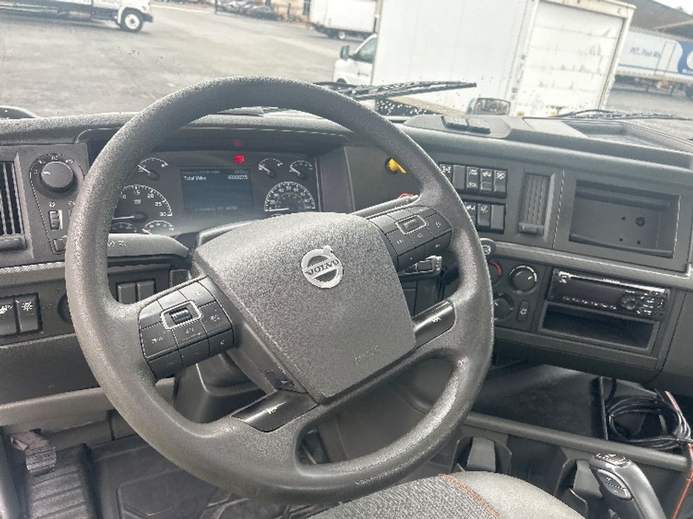 Day Cab Tractor-Heavy Duty Tractors-Volvo-2020-VNR64300-Winston Salem-NC-433,007\n\t\tmiles-$ 42,000 - Image 11