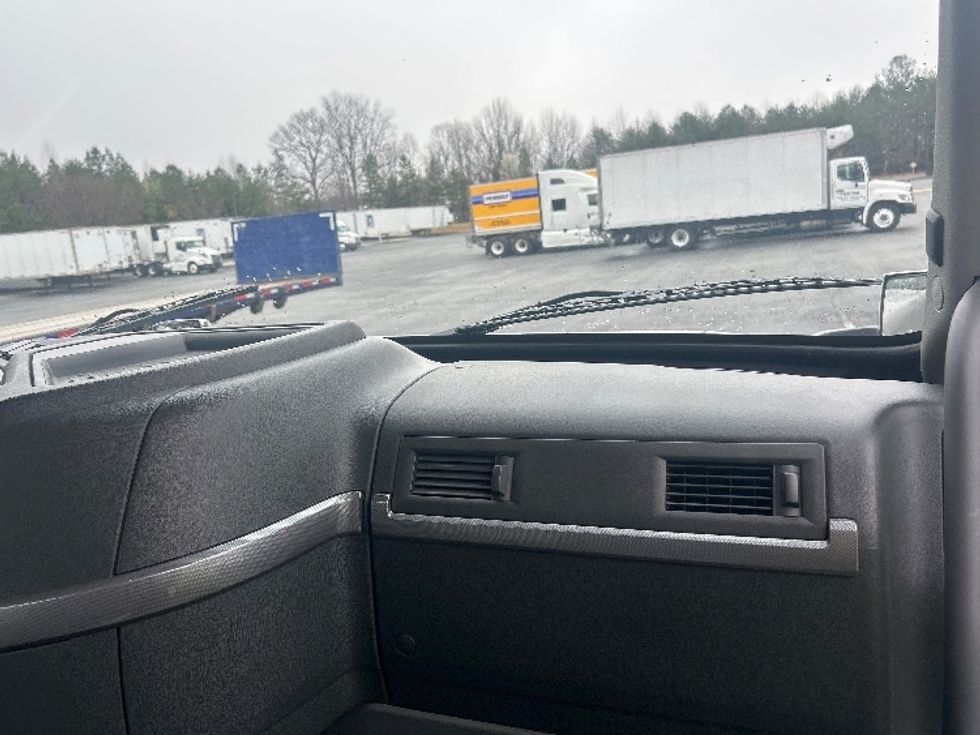 Day Cab Tractor-Heavy Duty Tractors-Volvo-2020-VNR64300-Winston Salem-NC-433,007\n\t\tmiles-$ 42,000 - Image 13