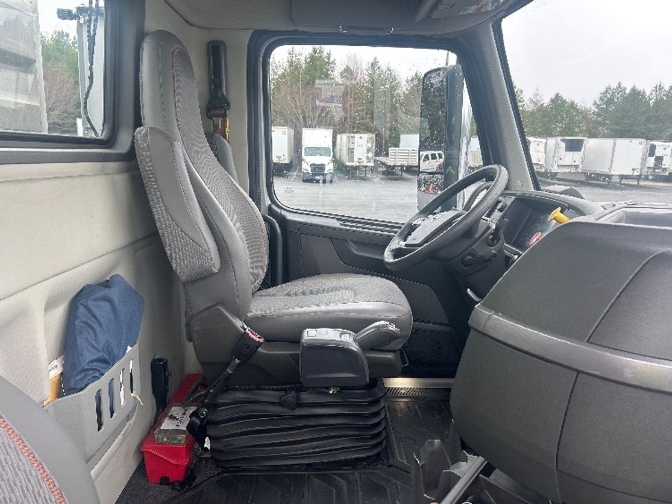 Day Cab Tractor-Heavy Duty Tractors-Volvo-2020-VNR64300-Winston Salem-NC-433,007\n\t\tmiles-$ 42,000 - Image 14