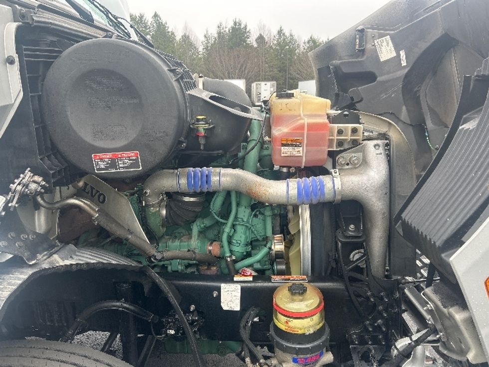Day Cab Tractor-Heavy Duty Tractors-Volvo-2020-VNR64300-Winston Salem-NC-433,007\n\t\tmiles-$ 42,000 - Image 15