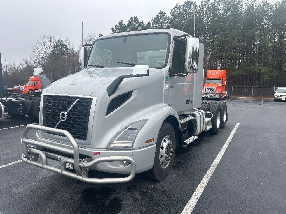Day Cab Tractor-Heavy Duty Tractors-Volvo-2020-VNR64300-Winston Salem-NC-433,007\n\t\tmiles-$ 42,000 - Image 3