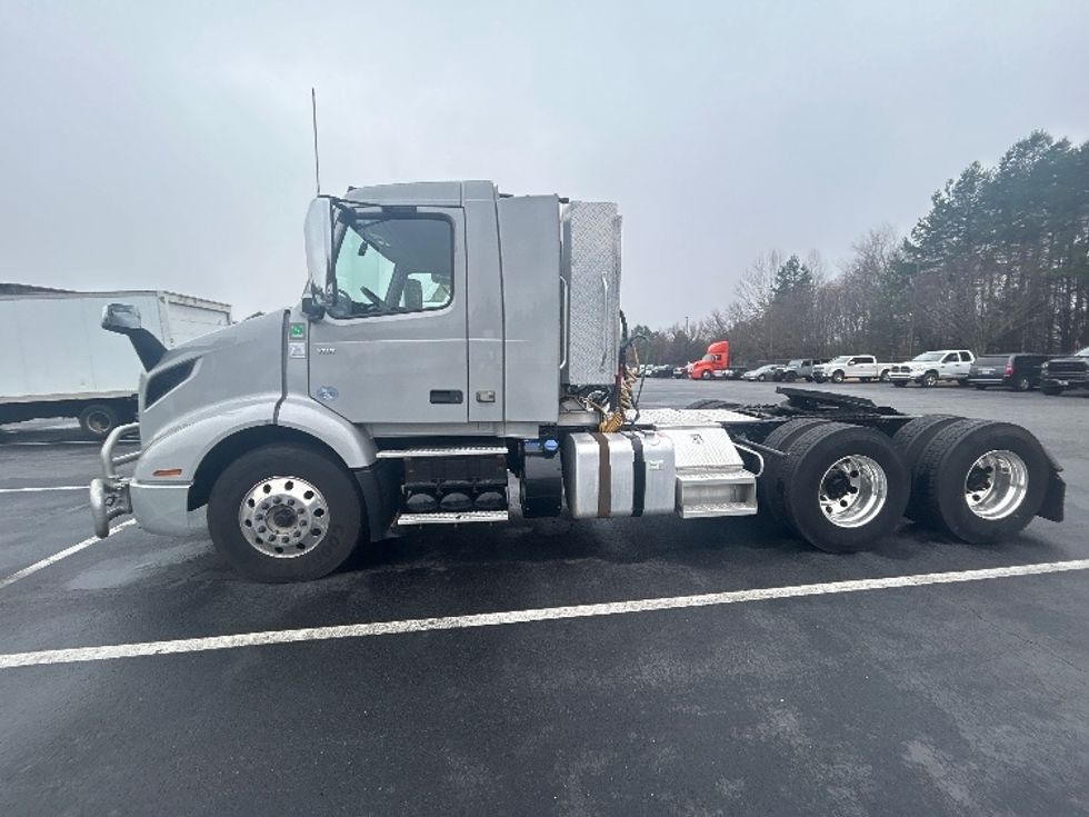 Day Cab Tractor-Heavy Duty Tractors-Volvo-2020-VNR64300-Winston Salem-NC-433,007\n\t\tmiles-$ 42,000 - Image 4