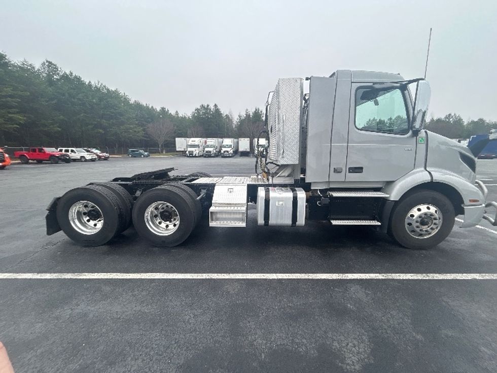 Day Cab Tractor-Heavy Duty Tractors-Volvo-2020-VNR64300-Winston Salem-NC-433,007\n\t\tmiles-$ 42,000 - Image 8
