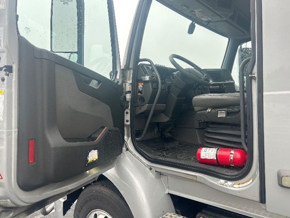 Day Cab Tractor-Heavy Duty Tractors-Volvo-2020-VNR64300-Winston Salem-NC-433,007\n\t\tmiles-$ 42,000 - Image 9