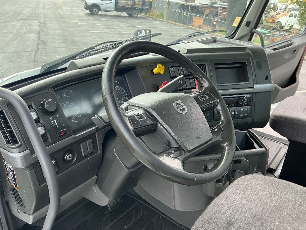 Day Cab Tractor-Heavy Duty Tractors-Volvo-2020-VNR64300-Woodland-CA-509,858\n\t\tmiles-$ 37,500 - Image 10