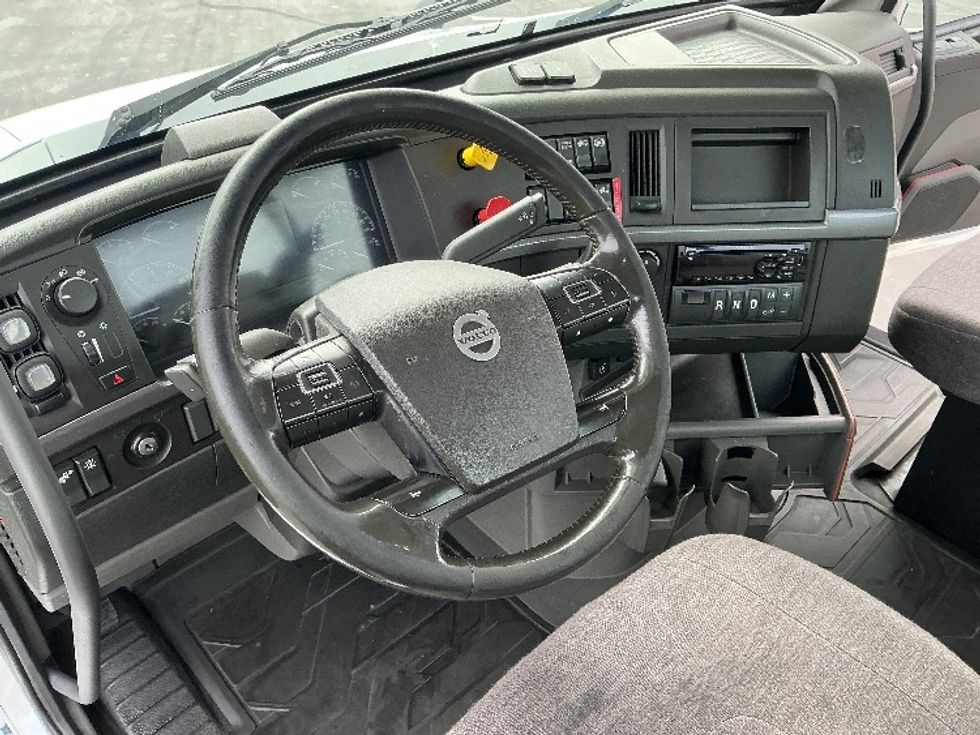 Day Cab Tractor-Heavy Duty Tractors-Volvo-2020-VNR64300-Woodland-CA-509,858\n\t\tmiles-$ 37,500 - Image 11