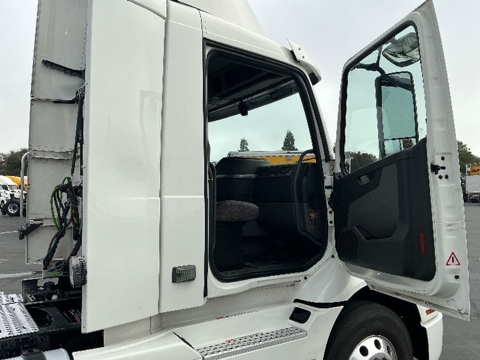 Day Cab Tractor-Heavy Duty Tractors-Volvo-2020-VNR64300-Woodland-CA-509,858\n\t\tmiles-$ 37,500 - Image 12