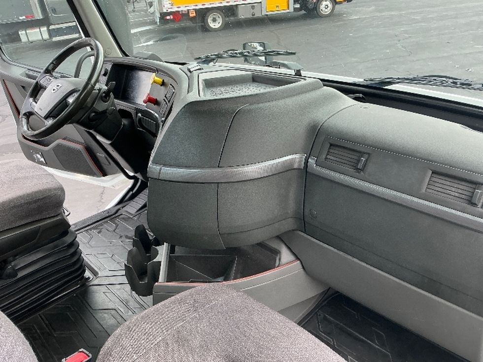 Day Cab Tractor-Heavy Duty Tractors-Volvo-2020-VNR64300-Woodland-CA-509,858\n\t\tmiles-$ 37,500 - Image 14