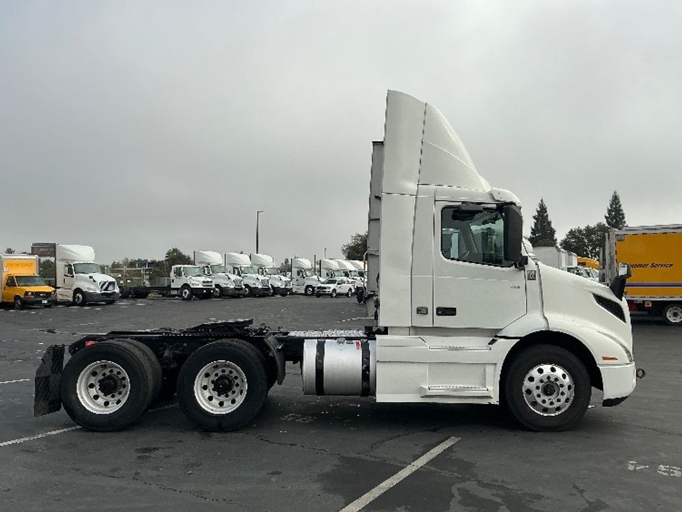 Day Cab Tractor-Heavy Duty Tractors-Volvo-2020-VNR64300-Woodland-CA-509,858\n\t\tmiles-$ 37,500 - Image 8