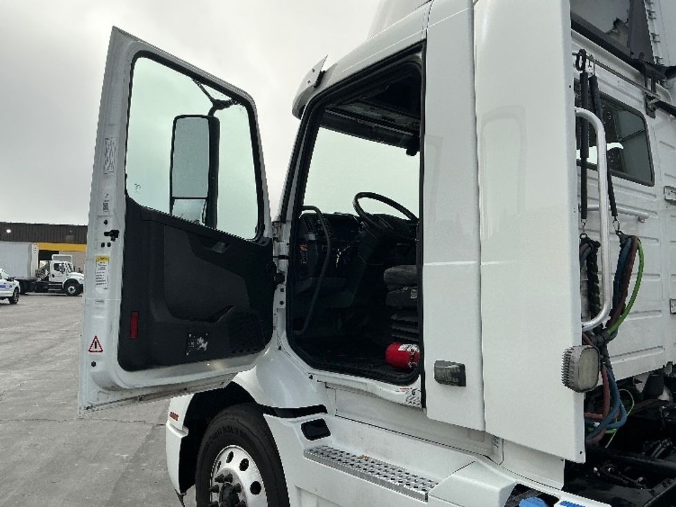 Day Cab Tractor-Heavy Duty Tractors-Volvo-2020-VNR64300-Woodland-CA-509,858\n\t\tmiles-$ 37,500 - Image 9