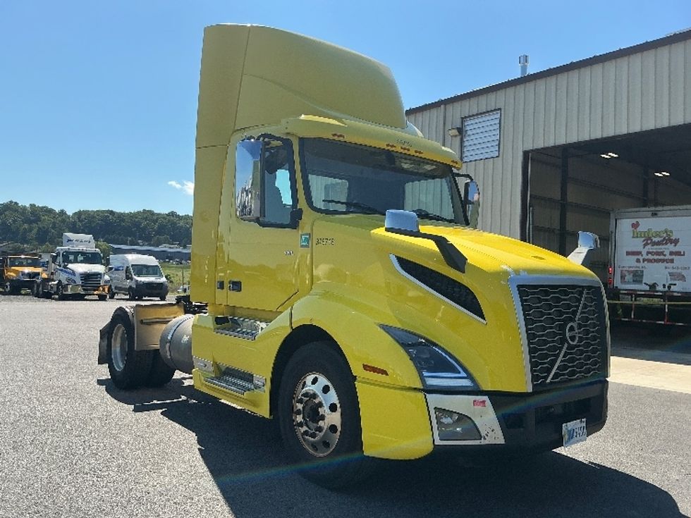 Day Cab Tractor-Heavy Duty Tractors-Volvo-2021-VNL42300-Duncansville-PA-640,056\n\t\tmiles-$ 24,250 - Image 1