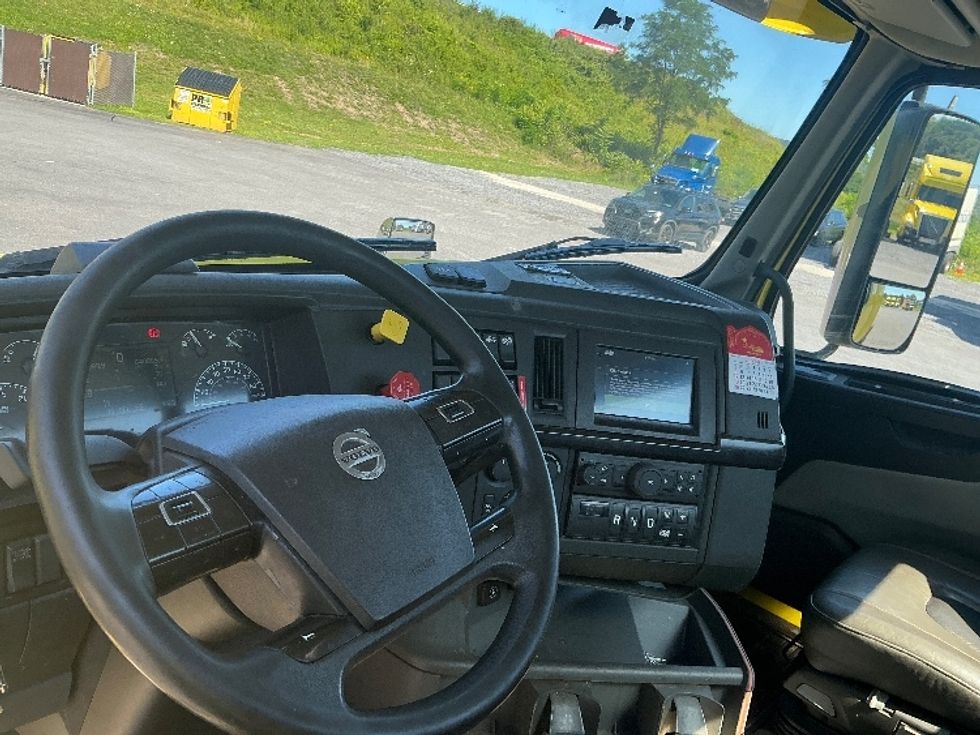 Day Cab Tractor-Heavy Duty Tractors-Volvo-2021-VNL42300-Duncansville-PA-640,056\n\t\tmiles-$ 24,250 - Image 10
