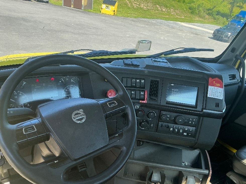 Day Cab Tractor-Heavy Duty Tractors-Volvo-2021-VNL42300-Duncansville-PA-640,056\n\t\tmiles-$ 24,250 - Image 11