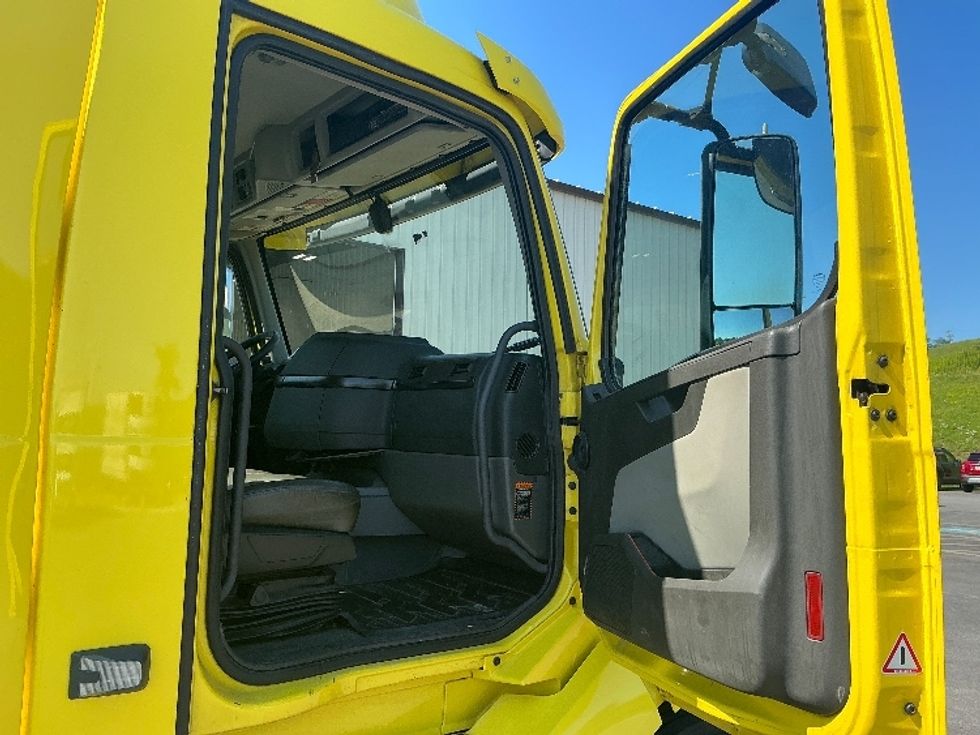 Day Cab Tractor-Heavy Duty Tractors-Volvo-2021-VNL42300-Duncansville-PA-640,056\n\t\tmiles-$ 24,250 - Image 12