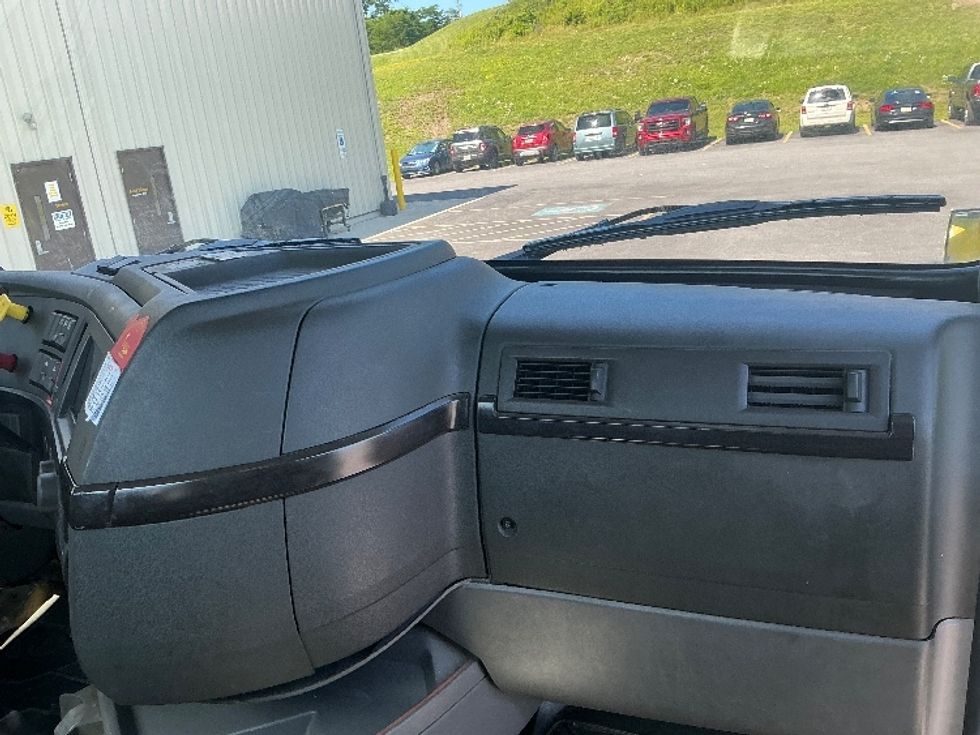 Day Cab Tractor-Heavy Duty Tractors-Volvo-2021-VNL42300-Duncansville-PA-640,056\n\t\tmiles-$ 24,250 - Image 13