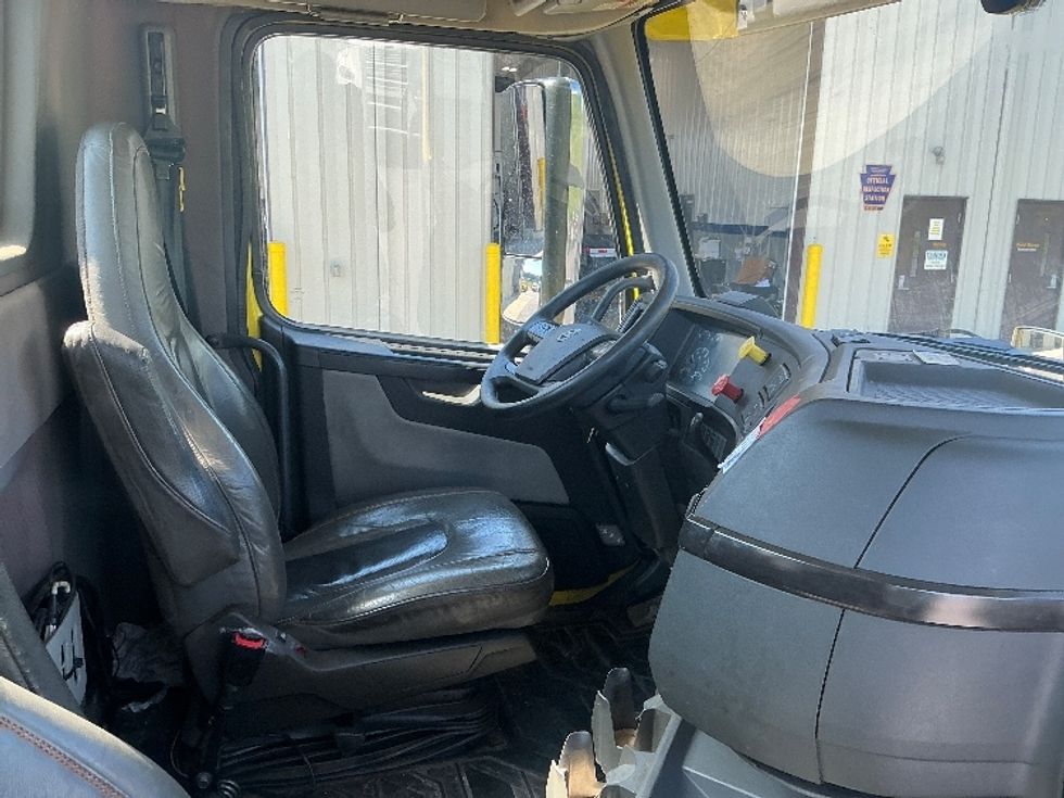 Day Cab Tractor-Heavy Duty Tractors-Volvo-2021-VNL42300-Duncansville-PA-640,056\n\t\tmiles-$ 24,250 - Image 14