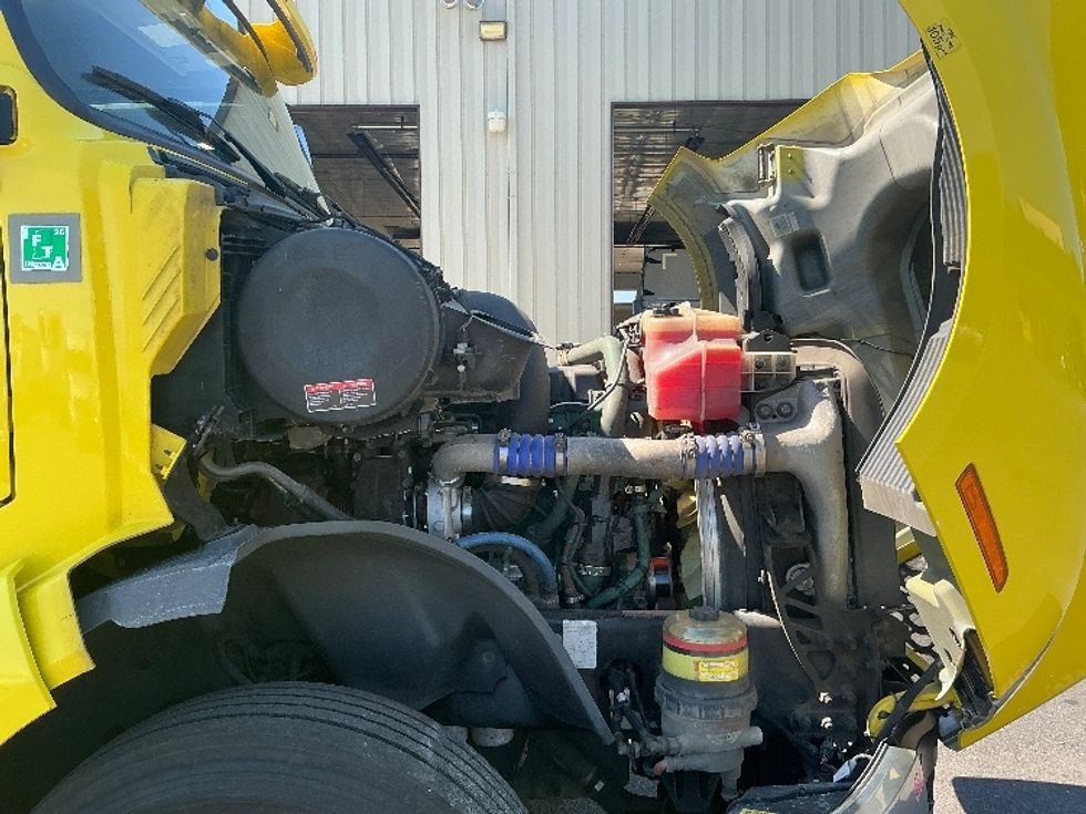 Day Cab Tractor-Heavy Duty Tractors-Volvo-2021-VNL42300-Duncansville-PA-640,056\n\t\tmiles-$ 24,250 - Image 15