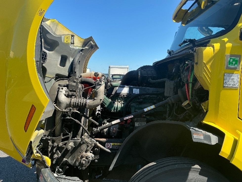 Day Cab Tractor-Heavy Duty Tractors-Volvo-2021-VNL42300-Duncansville-PA-640,056\n\t\tmiles-$ 24,250 - Image 16