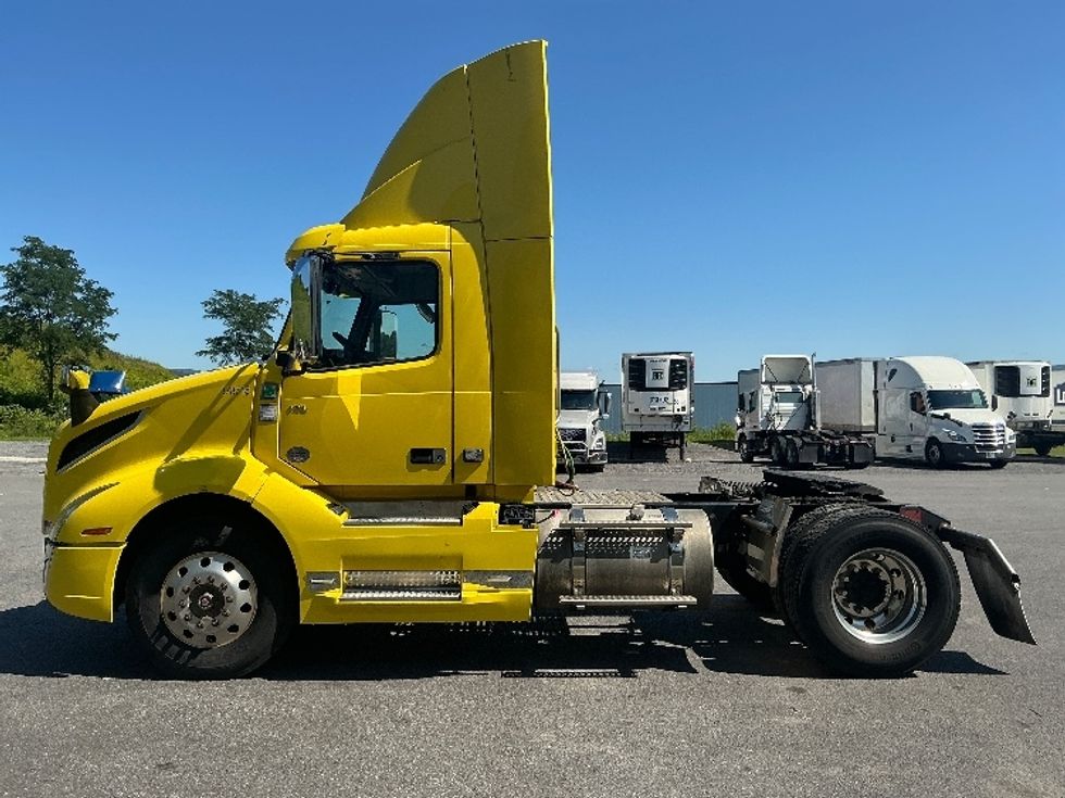 Day Cab Tractor-Heavy Duty Tractors-Volvo-2021-VNL42300-Duncansville-PA-640,056\n\t\tmiles-$ 24,250 - Image 4