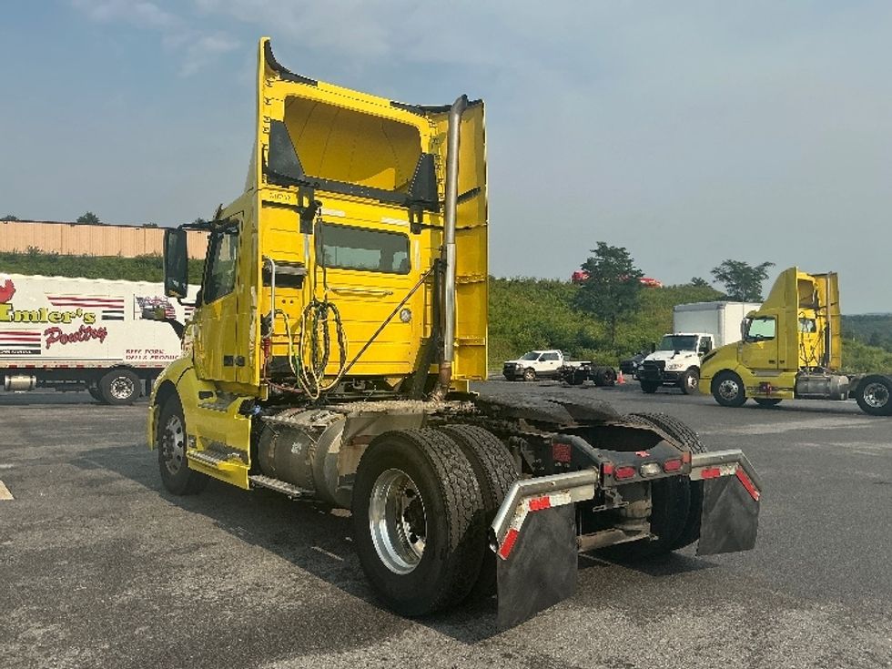 Day Cab Tractor-Heavy Duty Tractors-Volvo-2021-VNL42300-Duncansville-PA-640,056\n\t\tmiles-$ 24,250 - Image 5