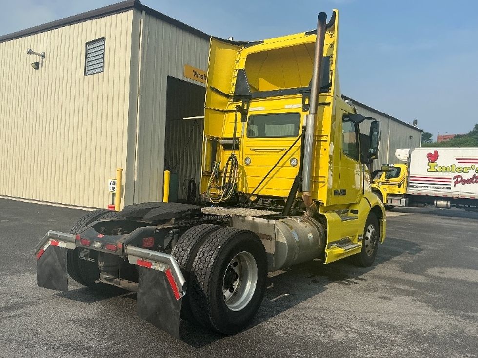 Day Cab Tractor-Heavy Duty Tractors-Volvo-2021-VNL42300-Duncansville-PA-640,056\n\t\tmiles-$ 24,250 - Image 7