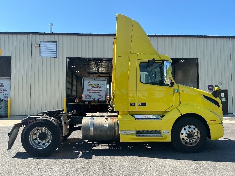 Day Cab Tractor-Heavy Duty Tractors-Volvo-2021-VNL42300-Duncansville-PA-640,056\n\t\tmiles-$ 24,250 - Image 8