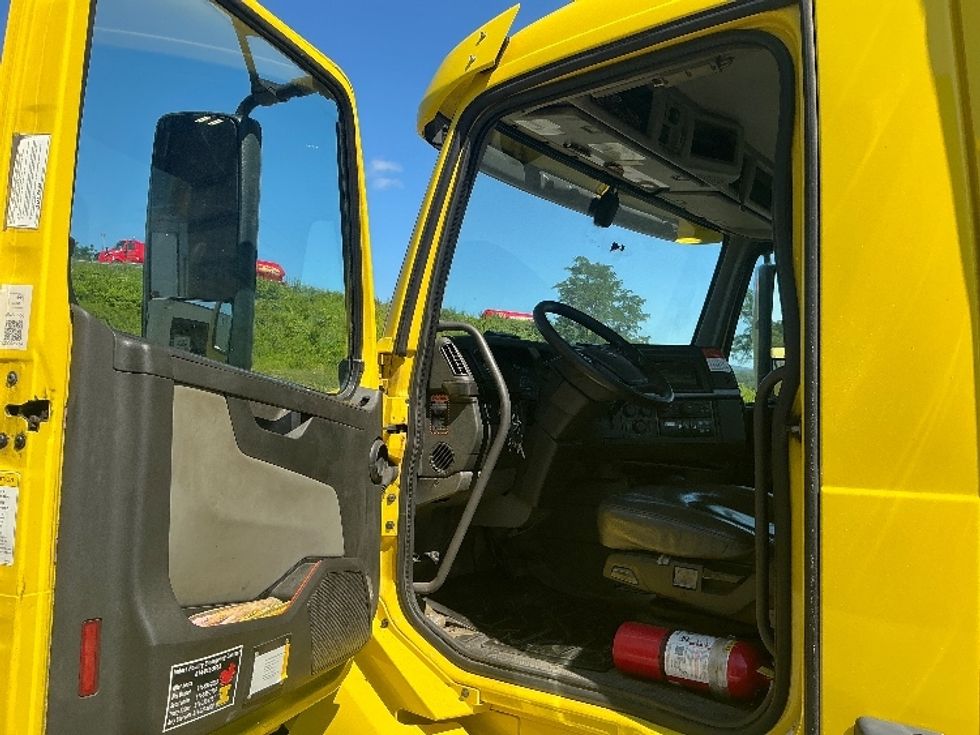 Day Cab Tractor-Heavy Duty Tractors-Volvo-2021-VNL42300-Duncansville-PA-640,056\n\t\tmiles-$ 24,250 - Image 9