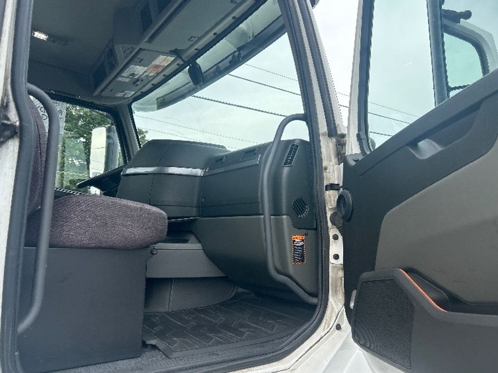 Day Cab Tractor-Heavy Duty Tractors-Volvo-2021-VNL64T300-Allentown-PA-178,873\n\t\tmiles-$ 65,750 - Image 12